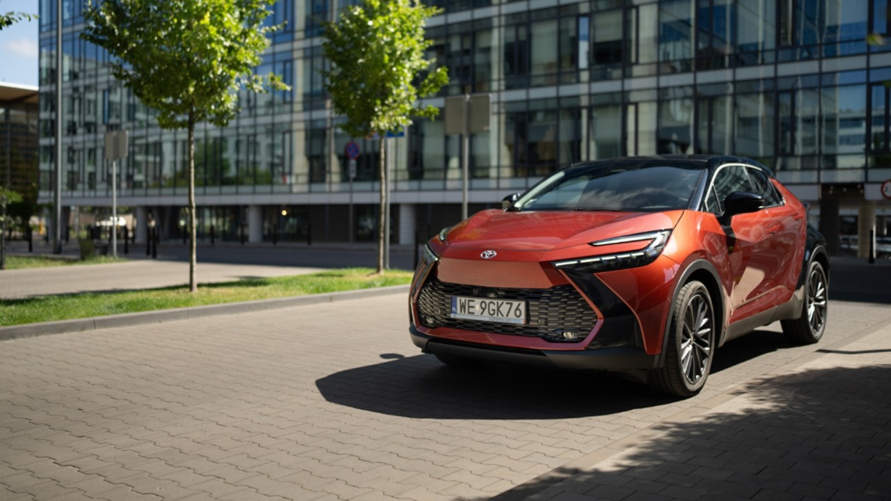 Toyota C-HR zaparkowana na tle nowoczesnego budynku